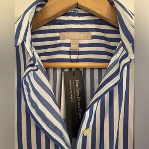 Banana Republic Fitted No-Iron White and Blue Stripped Button Down Shirt